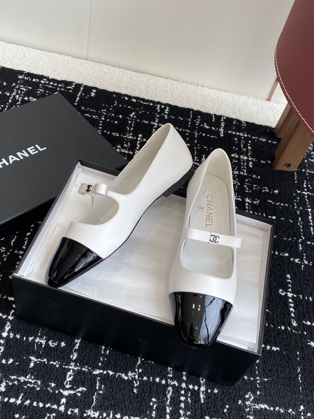 代购级
Chanel 25ss 春夏系列 玛丽珍 芭蕾舞鞋

非常火的蝴蝶结 设计手工车线非常耗时耗力
