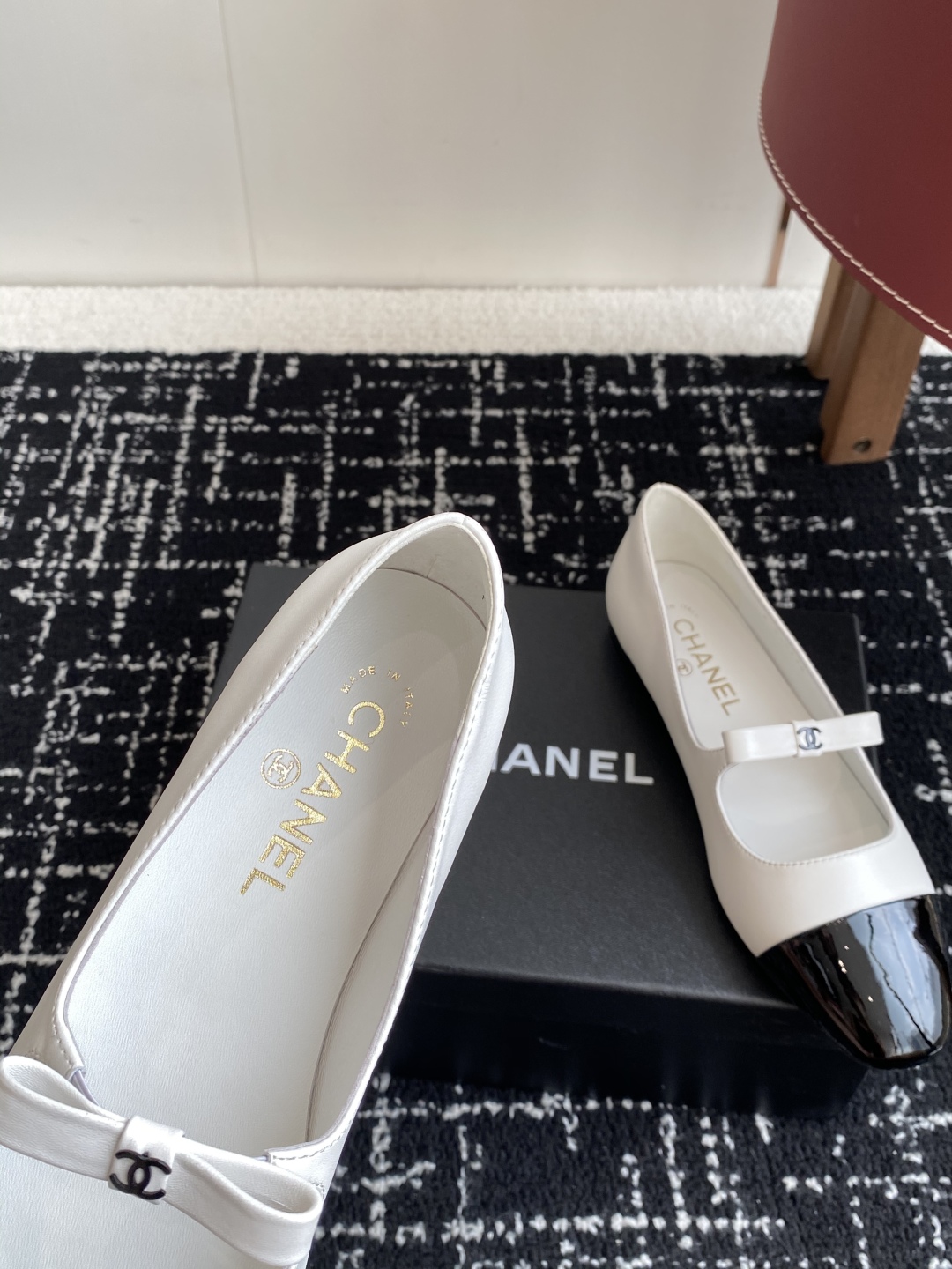 代购级
Chanel 25ss 春夏系列 玛丽珍 芭蕾舞鞋

非常火的蝴蝶结 设计手工车线非常耗时耗力
