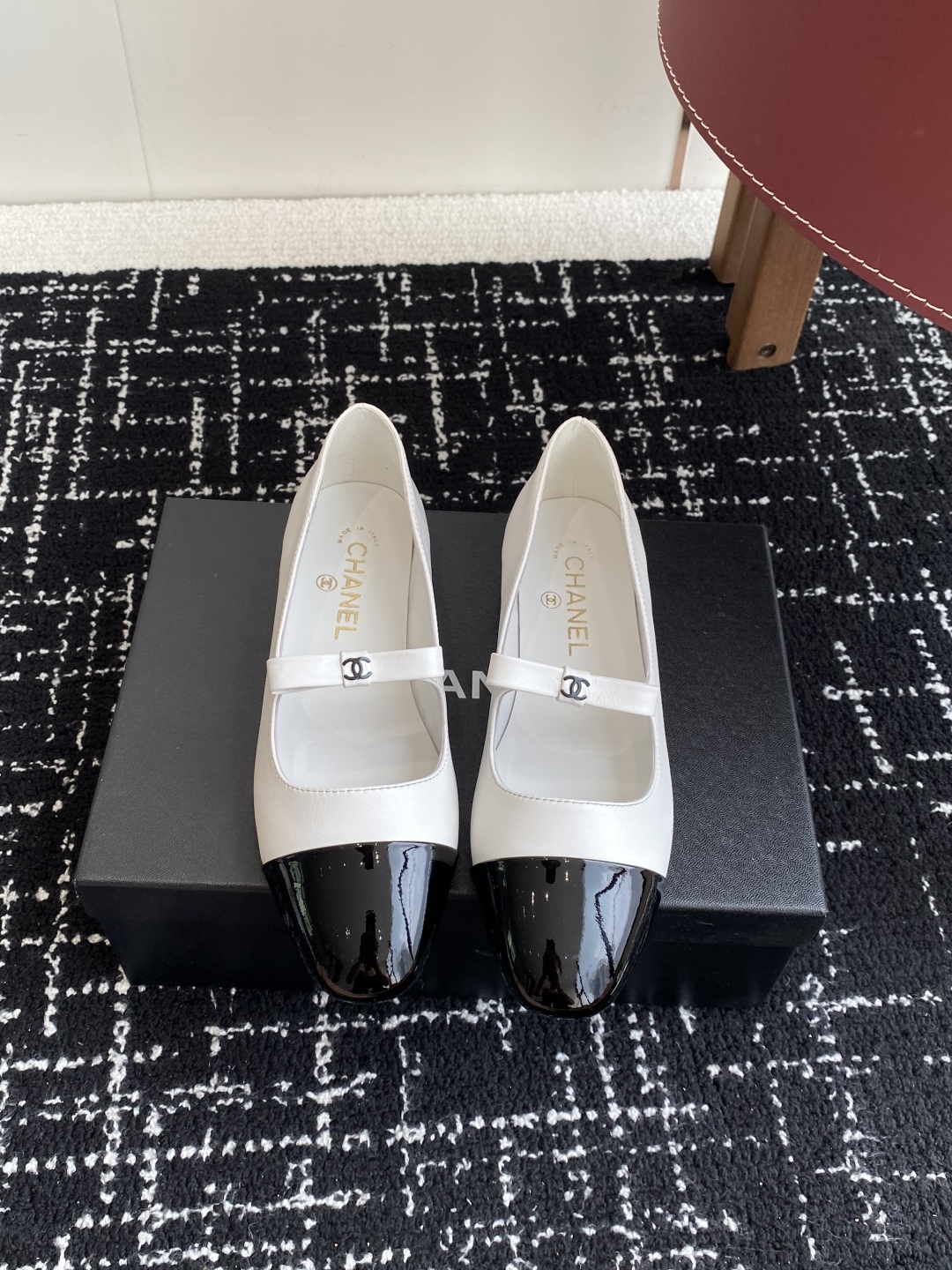 代购级
Chanel 25ss 春夏系列 玛丽珍 芭蕾舞鞋

非常火的蝴蝶结 设计手工车线非常耗时耗力
