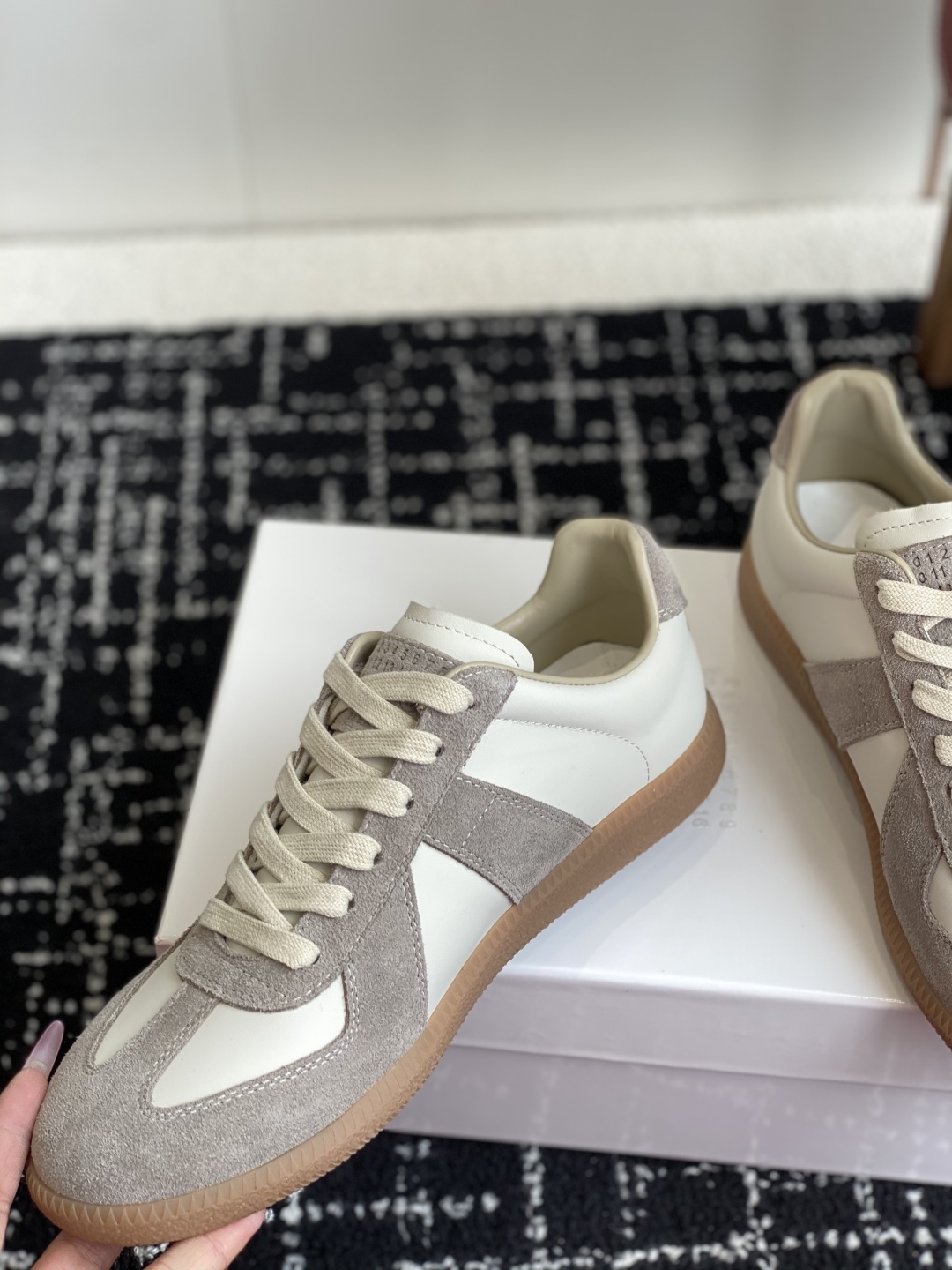 代购级
MaisonMargiela MM6 马吉拉 情侣款 喷墨 涂鸦 帆布 德训鞋 休闲 运动鞋

