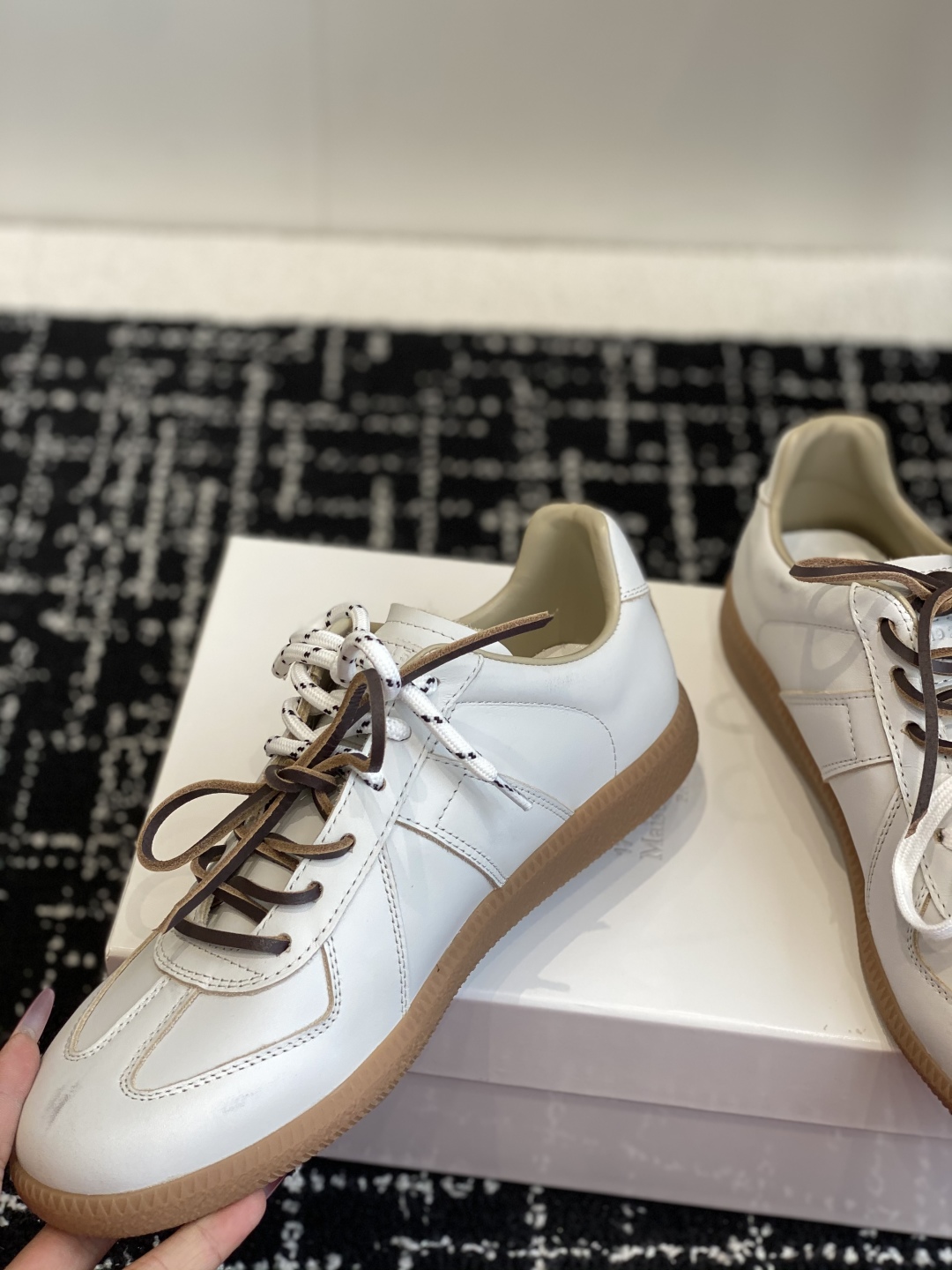 代购级
MaisonMargiela MM6 马吉拉 情侣款 喷墨 涂鸦 帆布 德训鞋 休闲 运动鞋

