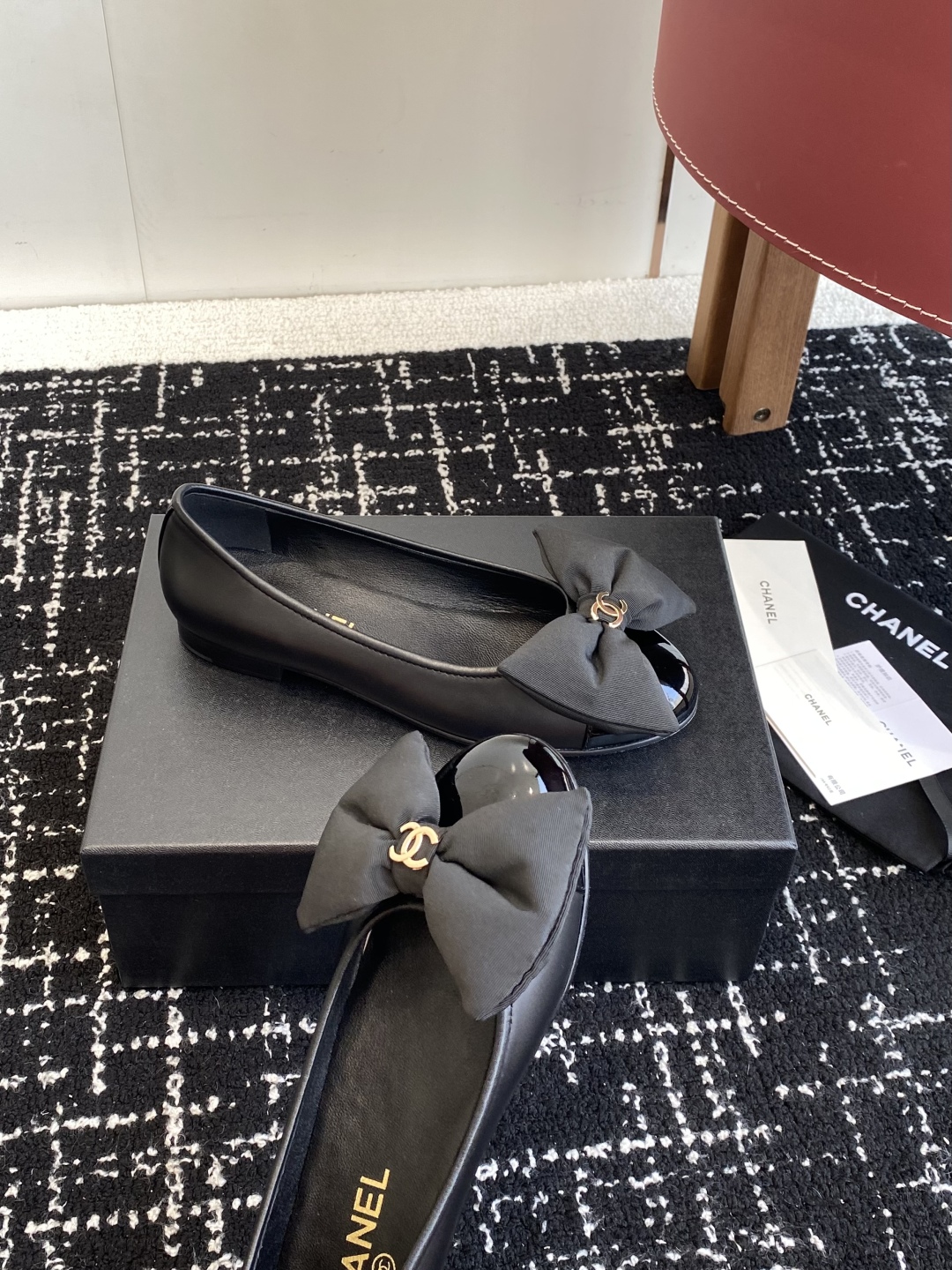 代购级
Chanel 25ss 春夏系列 玛丽珍 芭蕾舞鞋

非常火的蝴蝶结 设计手工车线非常耗时耗力
