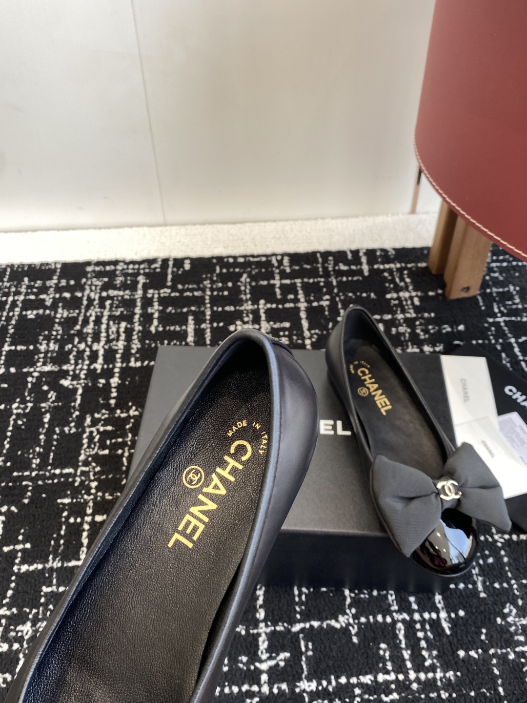 代购级
Chanel 25ss 春夏系列 玛丽珍 芭蕾舞鞋

非常火的蝴蝶结 设计手工车线非常耗时耗力
