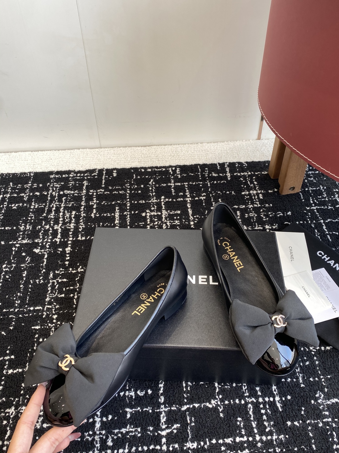 代购级
Chanel 25ss 春夏系列 玛丽珍 芭蕾舞鞋

非常火的蝴蝶结 设计手工车线非常耗时耗力
