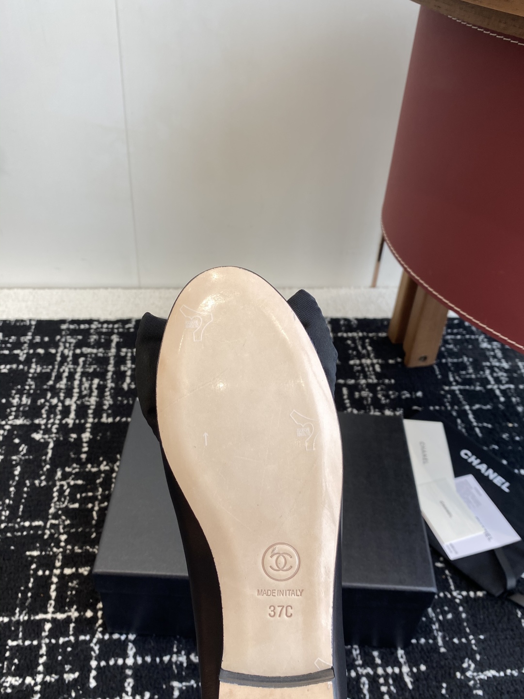 代购级
Chanel 25ss 春夏系列 玛丽珍 芭蕾舞鞋

非常火的蝴蝶结 设计手工车线非常耗时耗力
