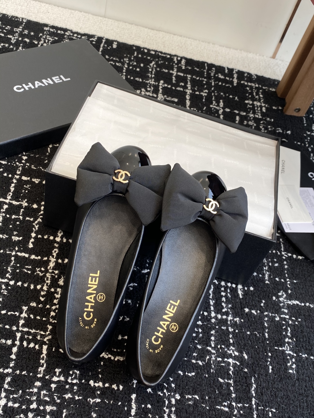 代购级
Chanel 25ss 春夏系列 玛丽珍 芭蕾舞鞋

非常火的蝴蝶结 设计手工车线非常耗时耗力
