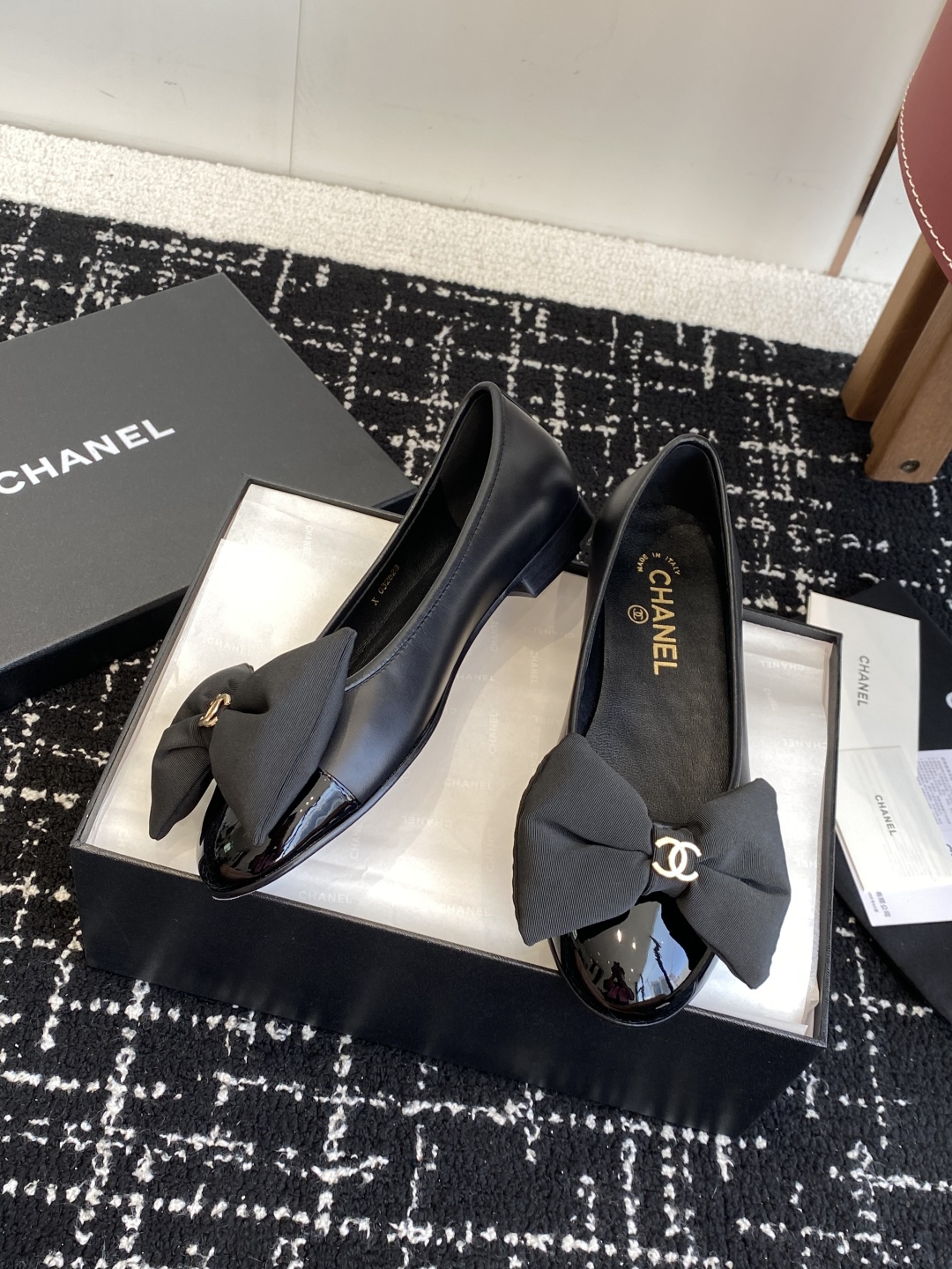 代购级
Chanel 25ss 春夏系列 玛丽珍 芭蕾舞鞋

非常火的蝴蝶结 设计手工车线非常耗时耗力
