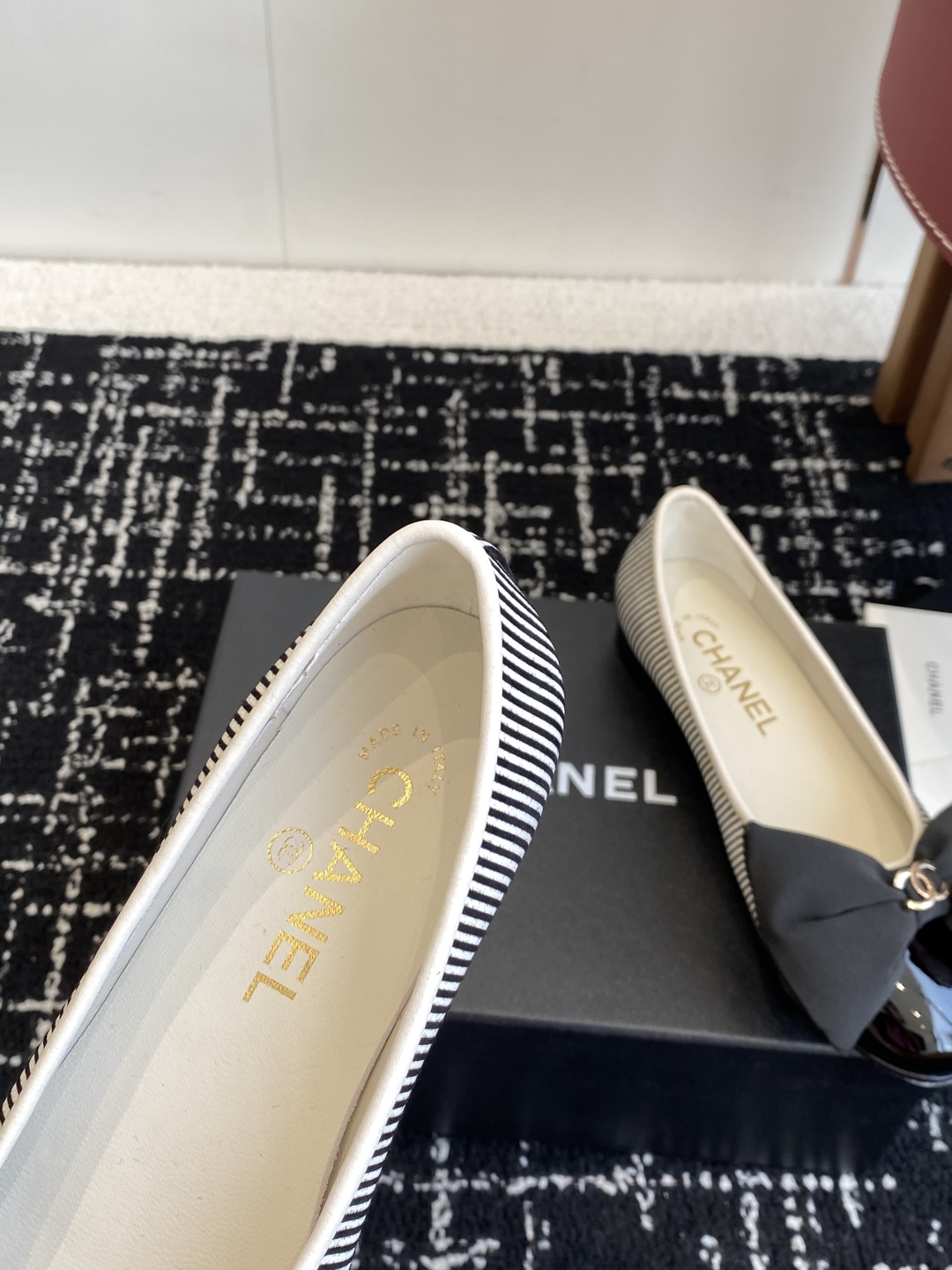代购级
Chanel 25ss 春夏系列 玛丽珍 芭蕾舞鞋

非常火的蝴蝶结 设计手工车线非常耗时耗力
