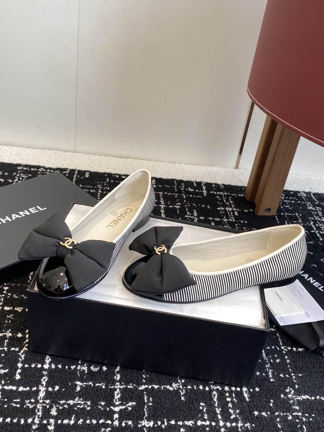 代购级
Chanel 25ss 春夏系列 玛丽珍 芭蕾舞鞋

非常火的蝴蝶结 设计手工车线非常耗时耗力
