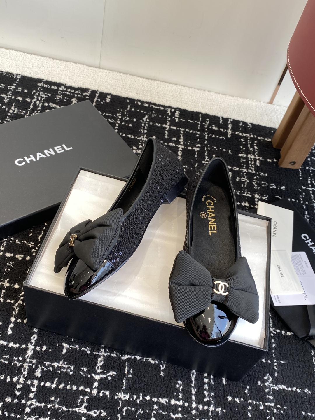 代购级
Chanel 25ss 春夏系列 玛丽珍 芭蕾舞鞋

非常火的蝴蝶结 设计手工车线非常耗时耗力
