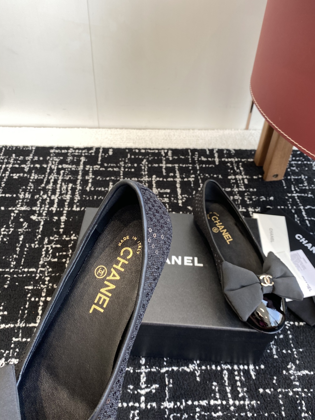 代购级
Chanel 25ss 春夏系列 玛丽珍 芭蕾舞鞋

非常火的蝴蝶结 设计手工车线非常耗时耗力
