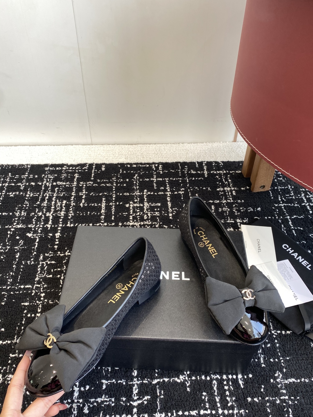 代购级
Chanel 25ss 春夏系列 玛丽珍 芭蕾舞鞋

非常火的蝴蝶结 设计手工车线非常耗时耗力
