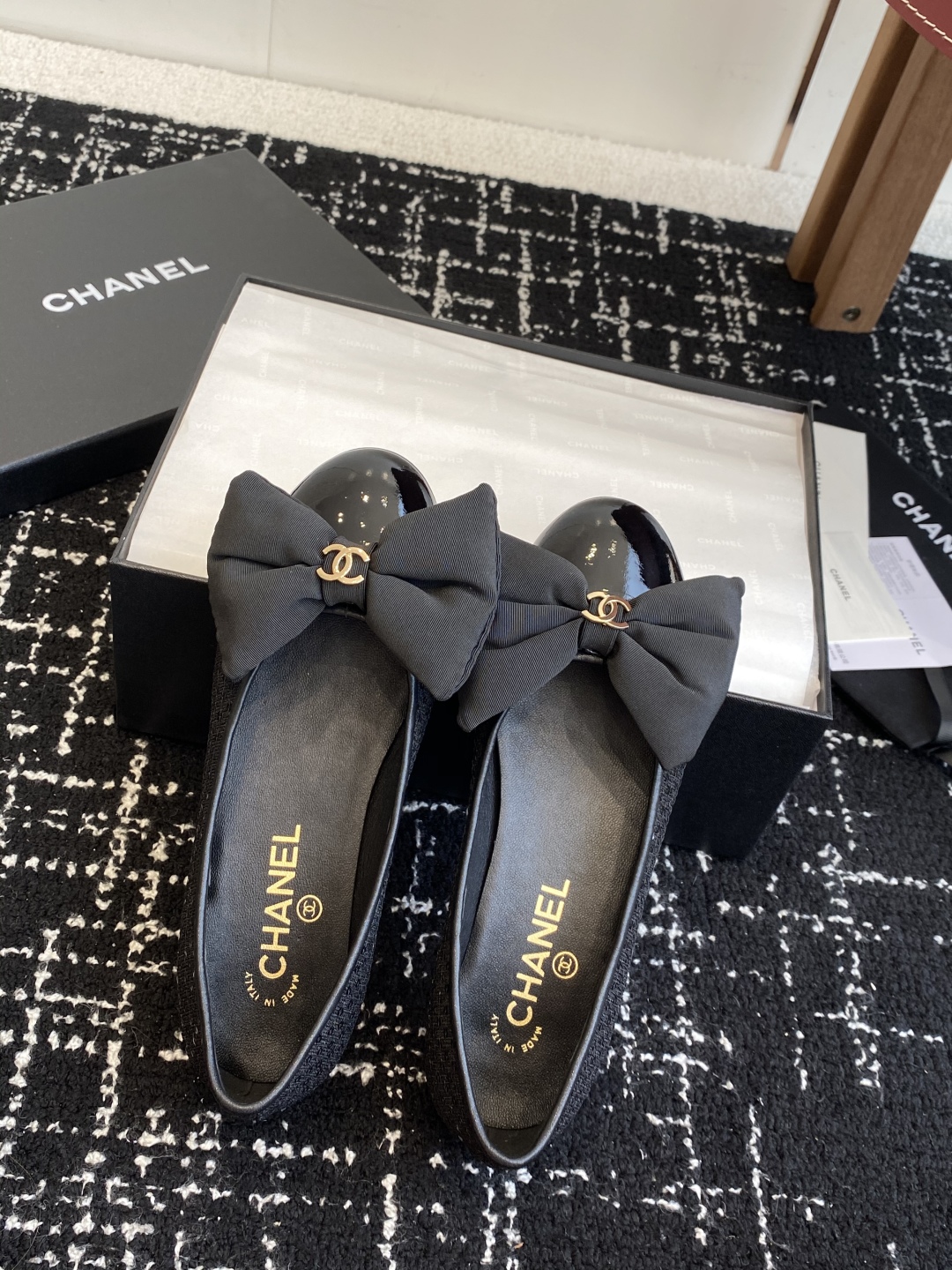 代购级
Chanel 25ss 春夏系列 玛丽珍 芭蕾舞鞋

非常火的蝴蝶结 设计手工车线非常耗时耗力
