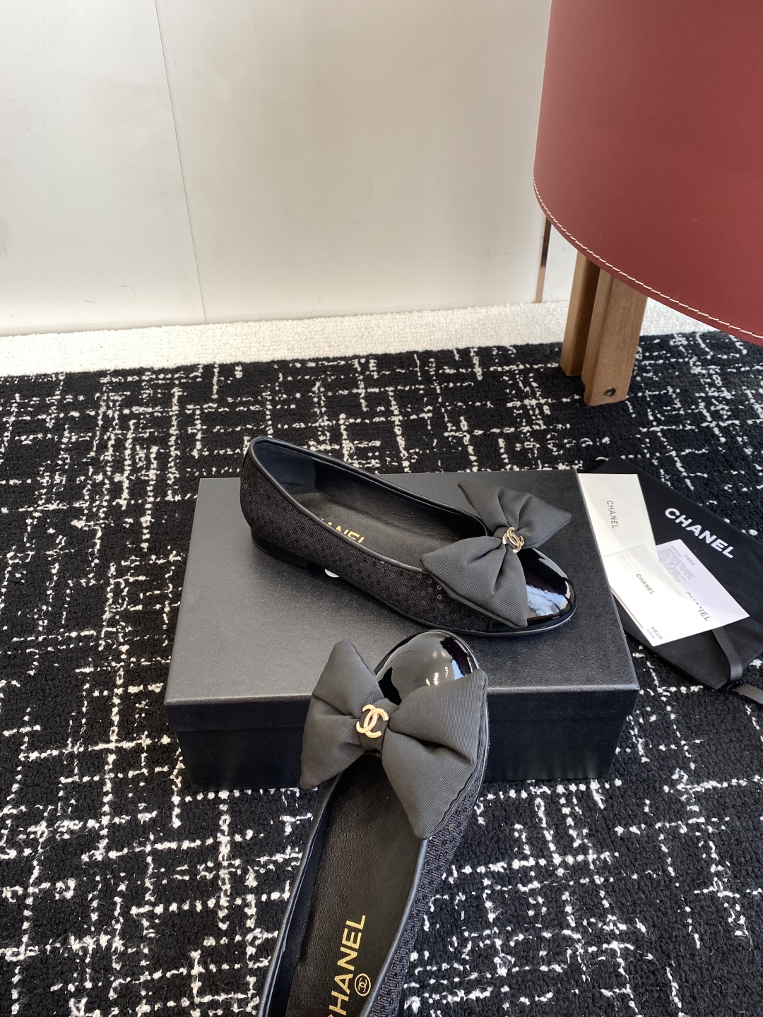 代购级
Chanel 25ss 春夏系列 玛丽珍 芭蕾舞鞋

非常火的蝴蝶结 设计手工车线非常耗时耗力
