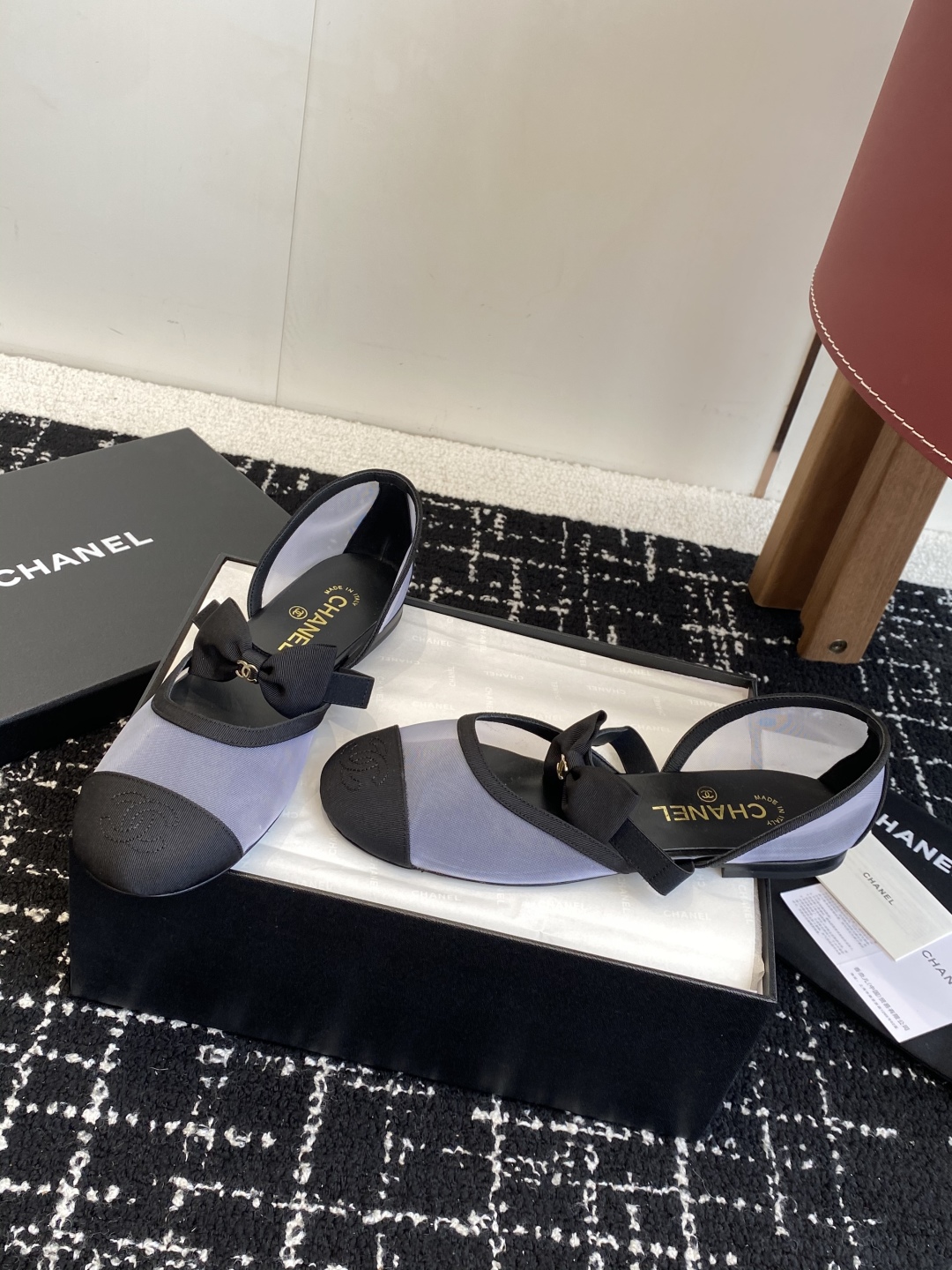 代购级
CHANEL 香奈儿 25ss 春夏秀款中空凉鞋 

第一眼看上就被种草了根据天气变化自由穿搭！