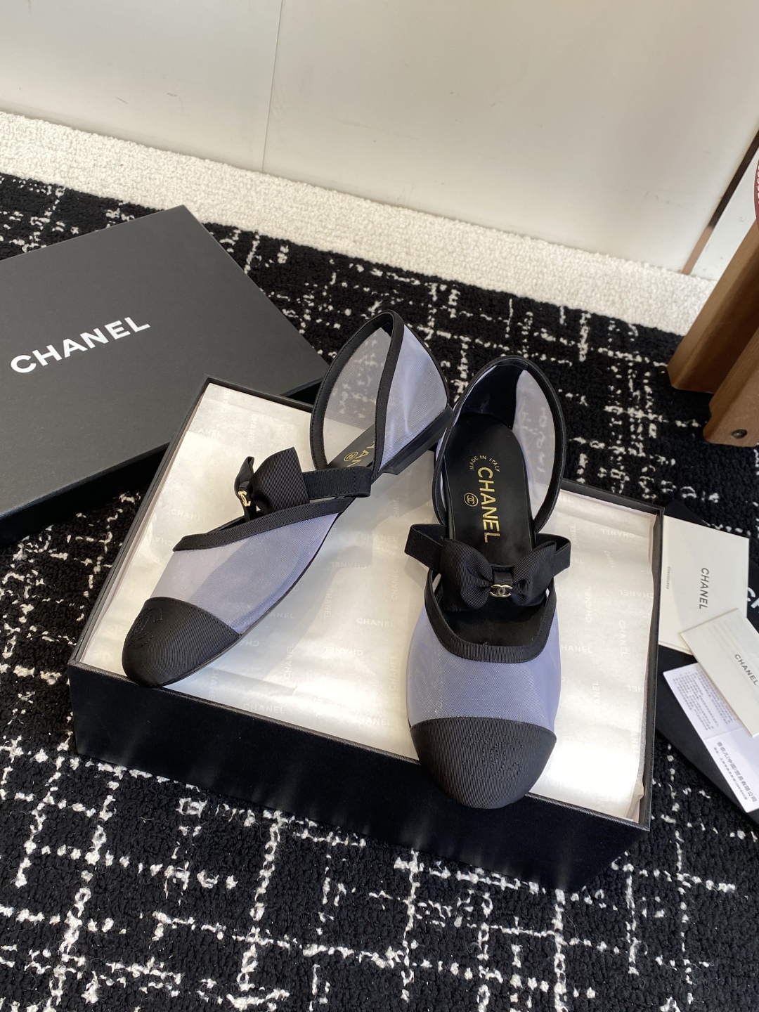 代购级
CHANEL 香奈儿 25ss 春夏秀款中空凉鞋 

第一眼看上就被种草了根据天气变化自由穿搭！