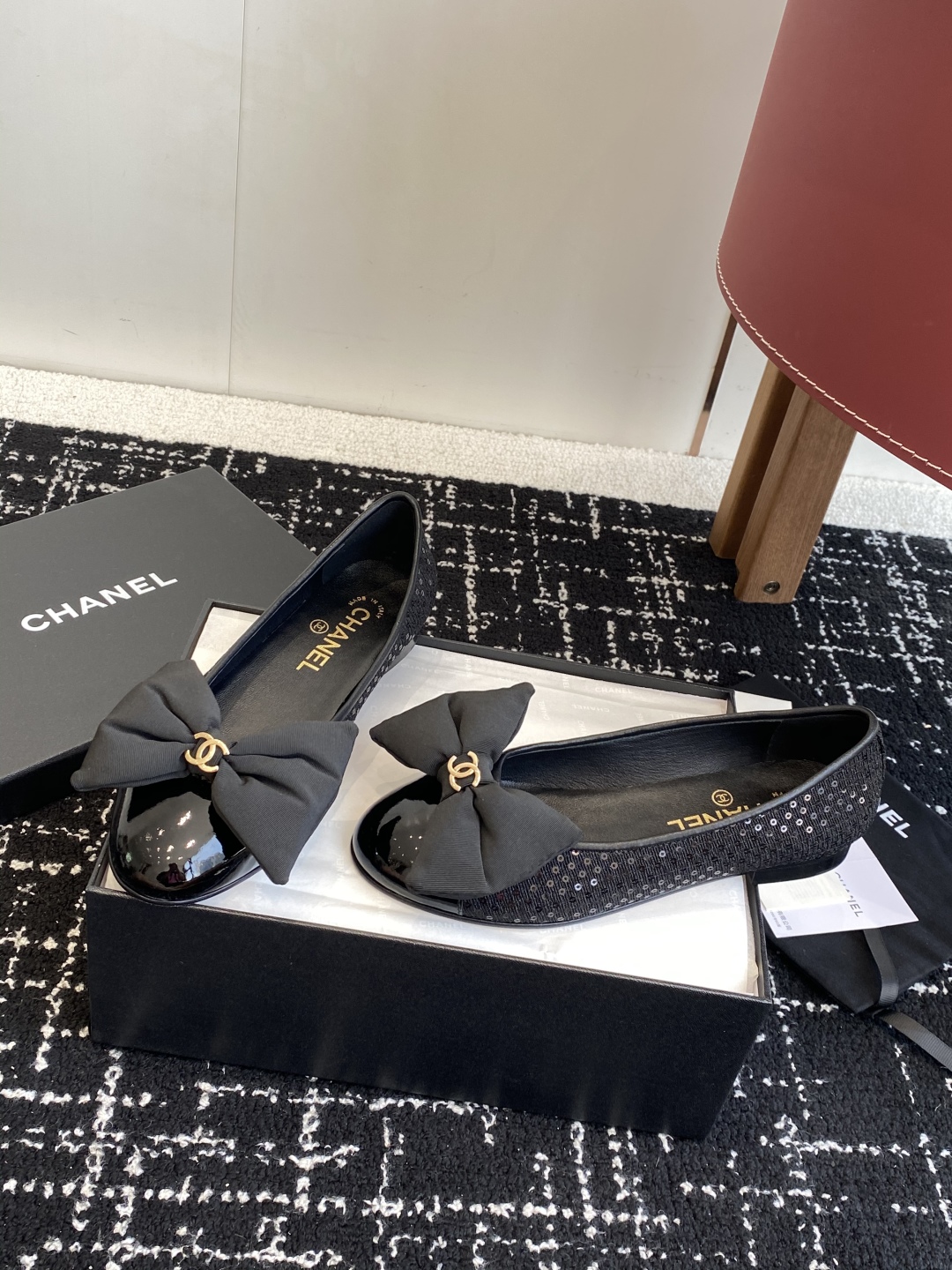 代购级
Chanel 25ss 春夏系列 玛丽珍 芭蕾舞鞋

非常火的蝴蝶结 设计手工车线非常耗时耗力
