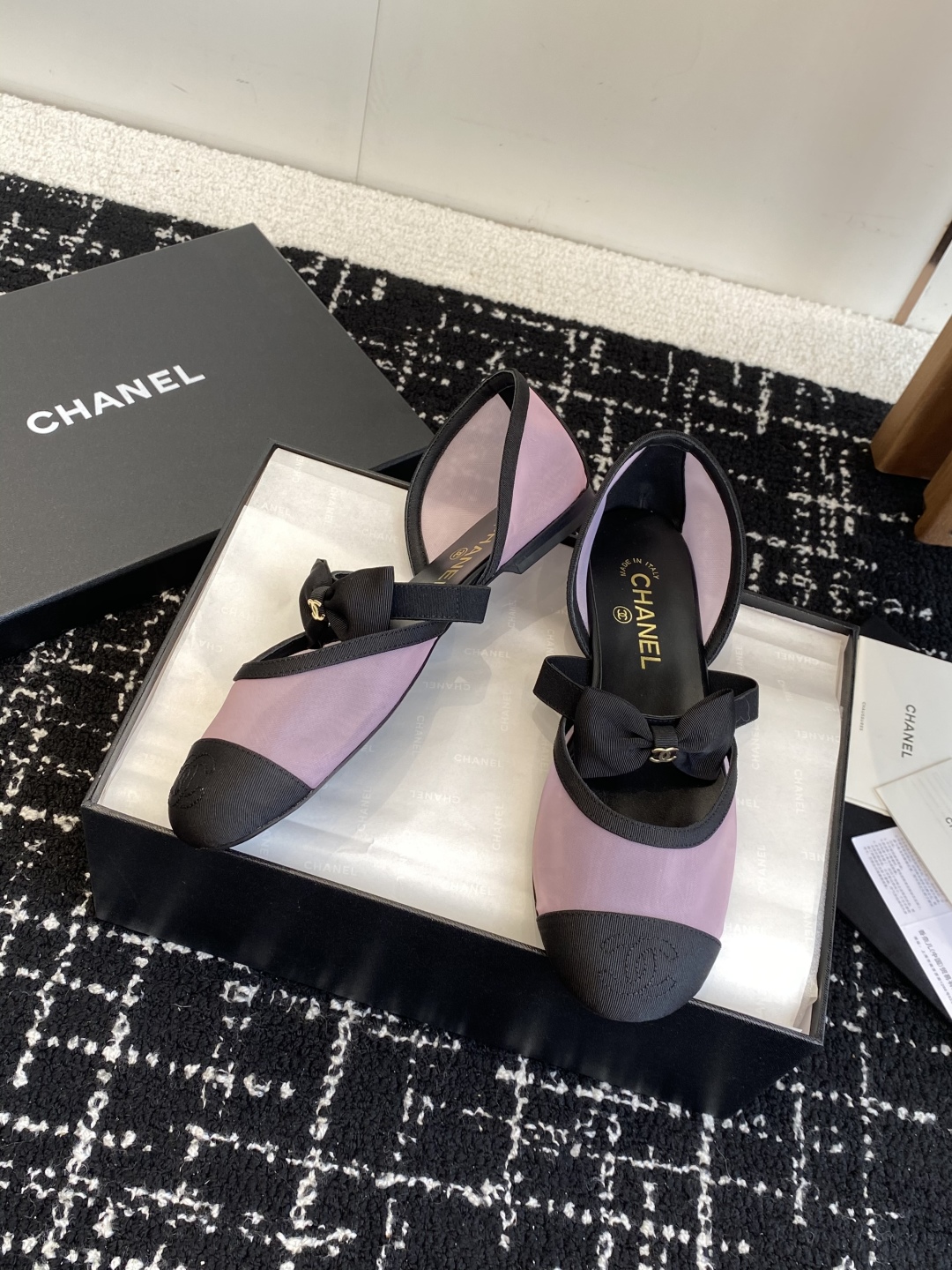 代购级
CHANEL 香奈儿 25ss 春夏秀款中空凉鞋 

第一眼看上就被种草了根据天气变化自由穿搭！