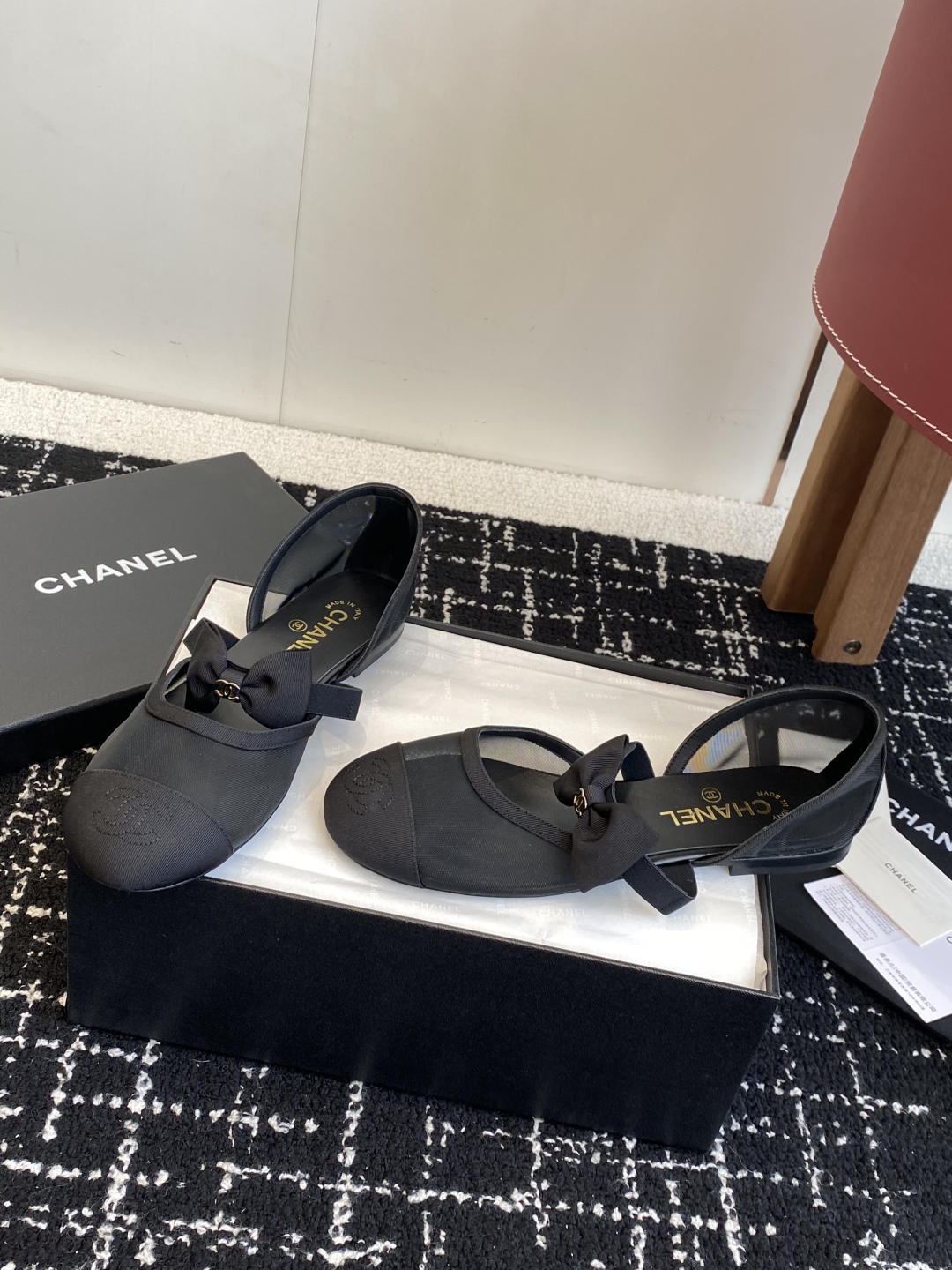代购级
CHANEL 香奈儿 25ss 春夏秀款中空凉鞋 

第一眼看上就被种草了根据天气变化自由穿搭！