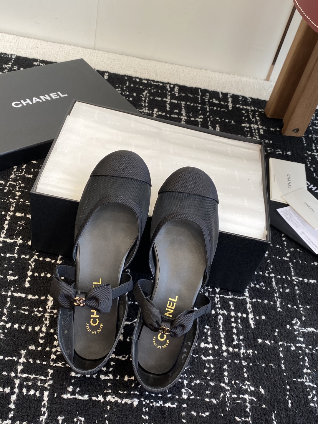 代购级
CHANEL 香奈儿 25ss 春夏秀款中空凉鞋 

第一眼看上就被种草了根据天气变化自由穿搭！