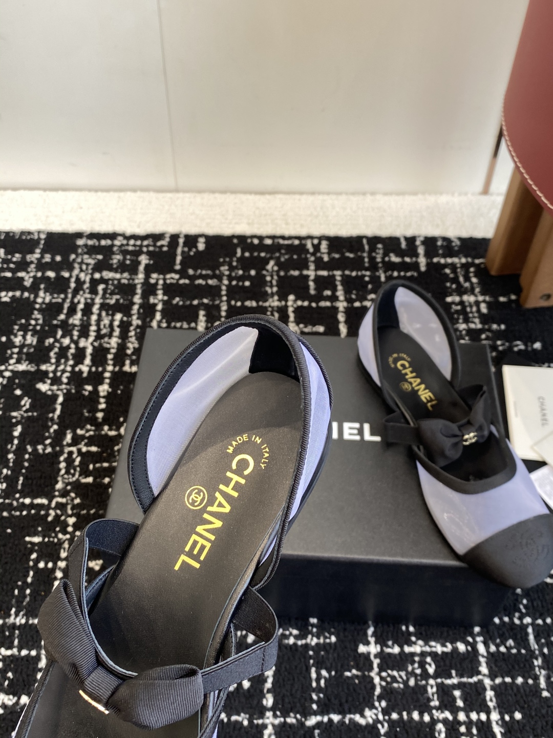 代购级
CHANEL 香奈儿 25ss 春夏秀款中空凉鞋 

第一眼看上就被种草了根据天气变化自由穿搭！