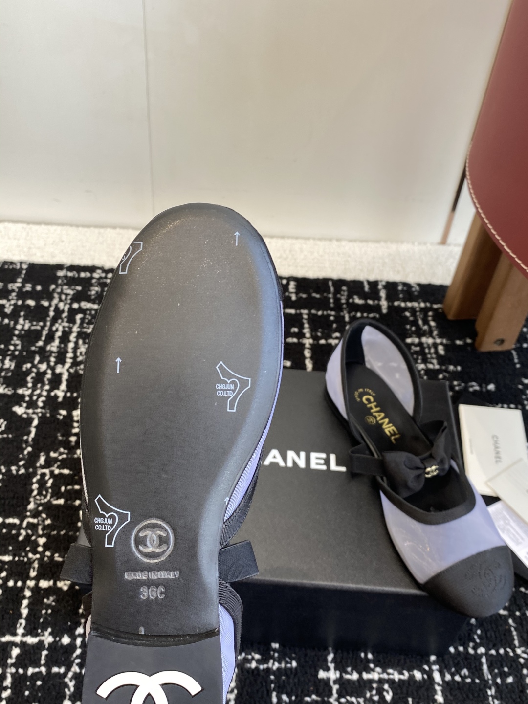 代购级
CHANEL 香奈儿 25ss 春夏秀款中空凉鞋 

第一眼看上就被种草了根据天气变化自由穿搭！