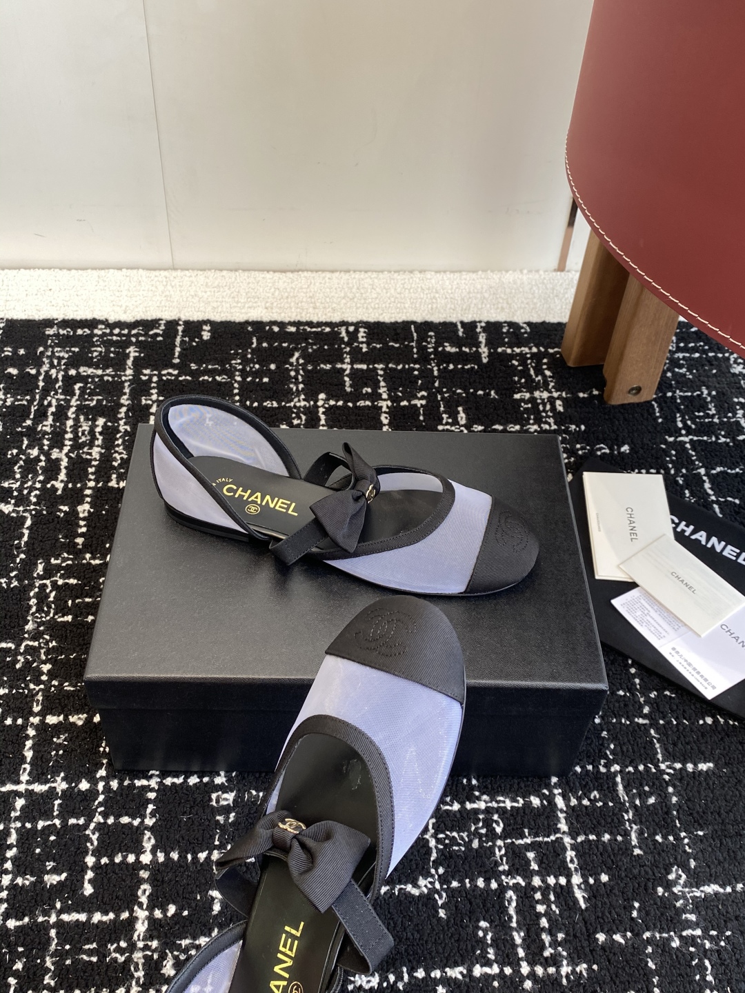代购级
CHANEL 香奈儿 25ss 春夏秀款中空凉鞋 

第一眼看上就被种草了根据天气变化自由穿搭！