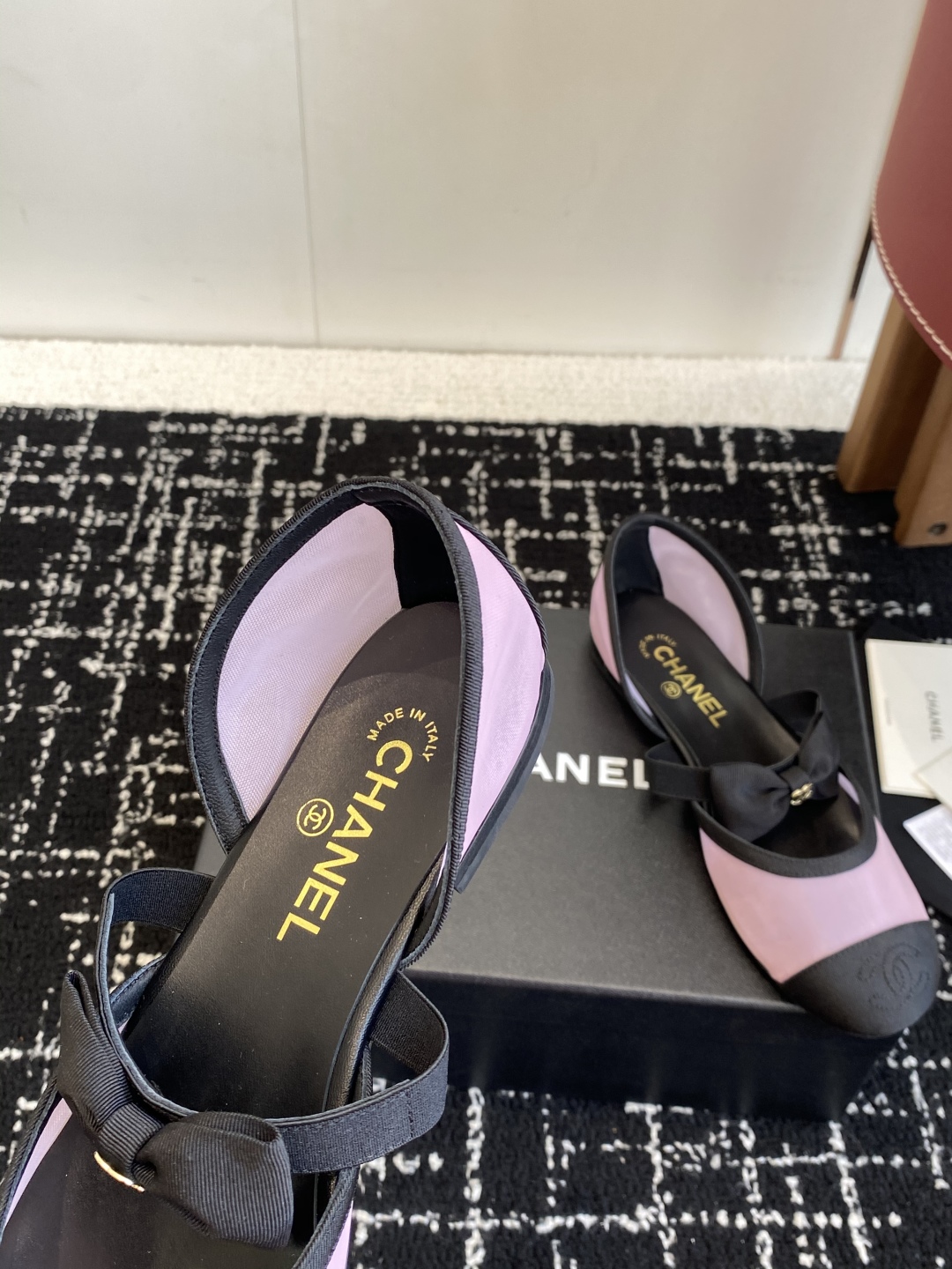 代购级
CHANEL 香奈儿 25ss 春夏秀款中空凉鞋 

第一眼看上就被种草了根据天气变化自由穿搭！