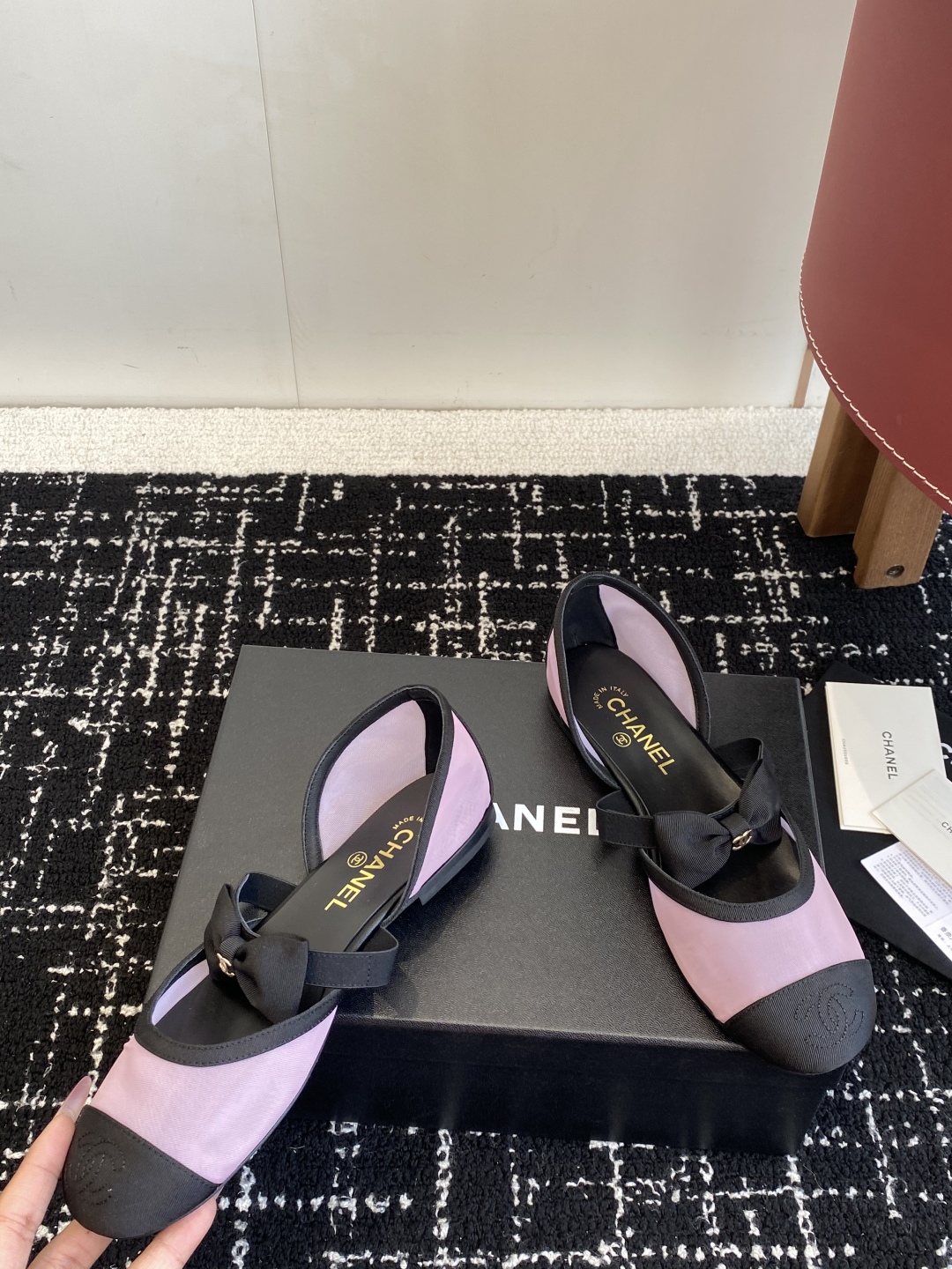 代购级
CHANEL 香奈儿 25ss 春夏秀款中空凉鞋 

第一眼看上就被种草了根据天气变化自由穿搭！