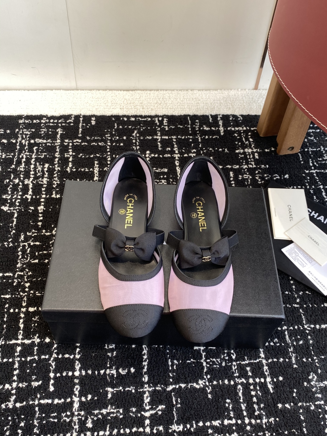 代购级
CHANEL 香奈儿 25ss 春夏秀款中空凉鞋 

第一眼看上就被种草了根据天气变化自由穿搭！