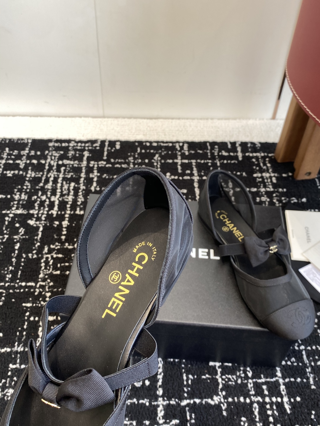 代购级
CHANEL 香奈儿 25ss 春夏秀款中空凉鞋 

第一眼看上就被种草了根据天气变化自由穿搭！