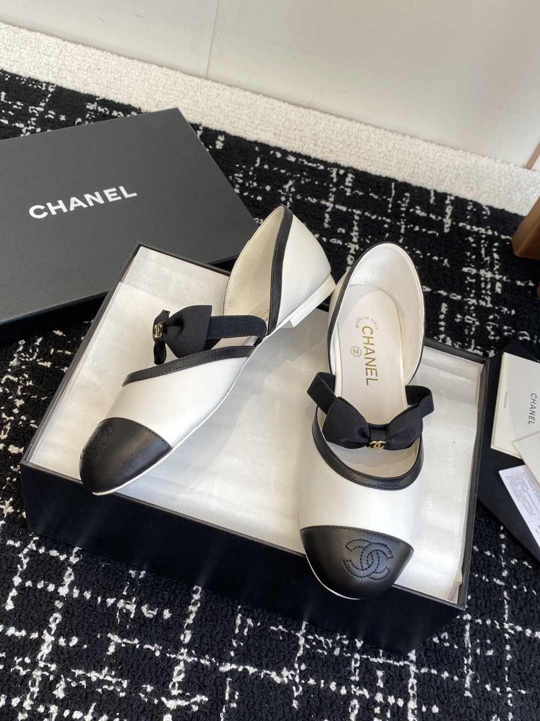 代购级
CHANEL 香奈儿 25ss 春夏秀款中空凉鞋 

第一眼看上就被种草了根据天气变化自由穿搭！