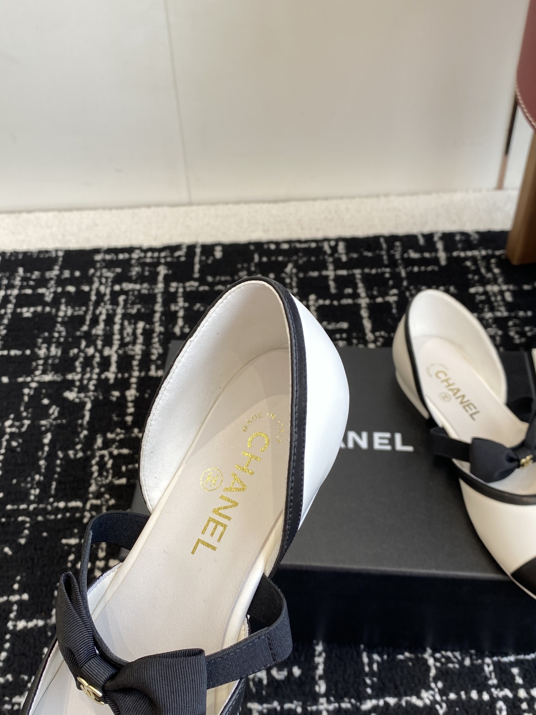 代购级
CHANEL 香奈儿 25ss 春夏秀款中空凉鞋 

第一眼看上就被种草了根据天气变化自由穿搭！