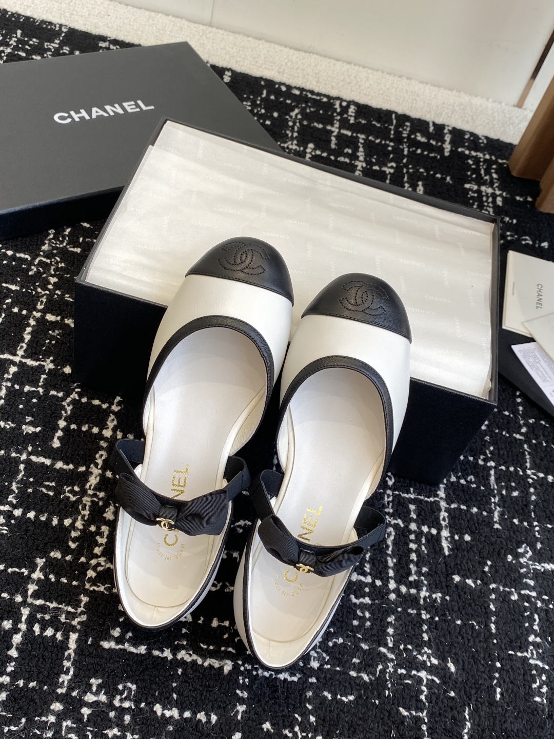 代购级
CHANEL 香奈儿 25ss 春夏秀款中空凉鞋 

第一眼看上就被种草了根据天气变化自由穿搭！