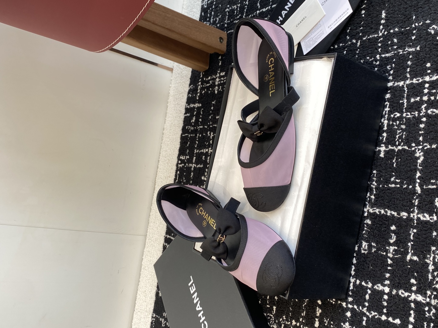 代购级
CHANEL 香奈儿 25ss 春夏秀款中空凉鞋 

第一眼看上就被种草了根据天气变化自由穿搭！