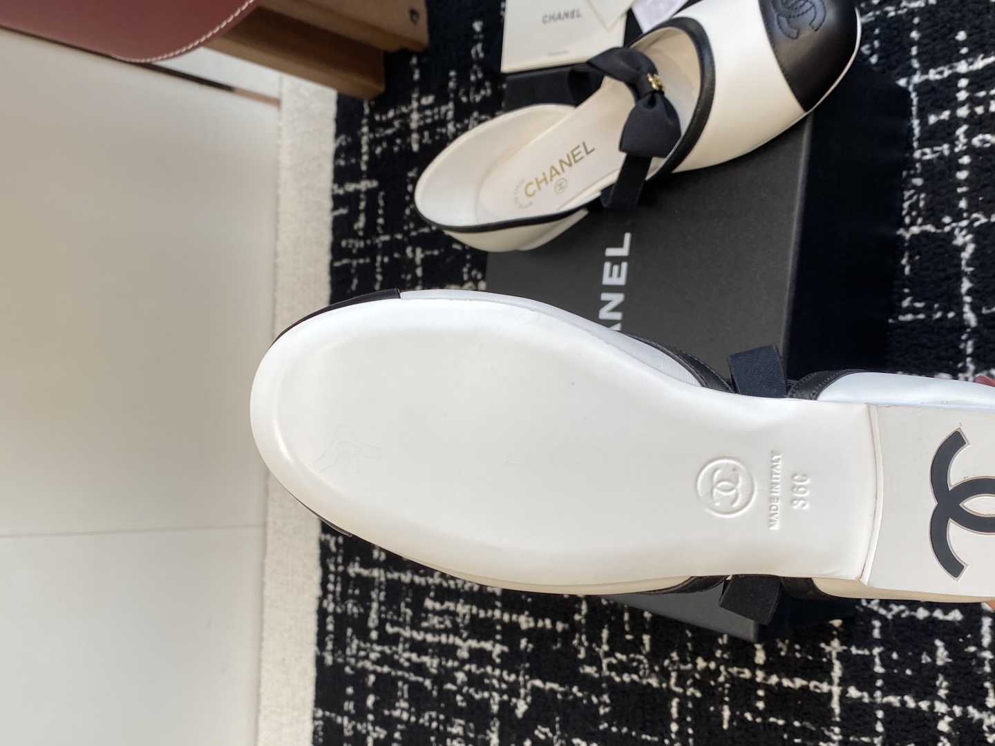 代购级
CHANEL 香奈儿 25ss 春夏秀款中空凉鞋 

第一眼看上就被种草了根据天气变化自由穿搭！
