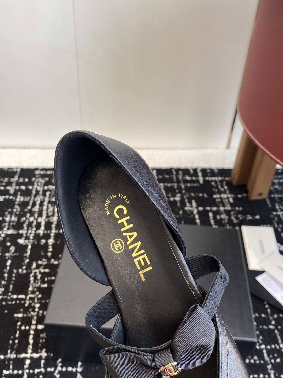 代购级
CHANEL 香奈儿 25ss 春夏秀款中空凉鞋 

第一眼看上就被种草了根据天气变化自由穿搭！