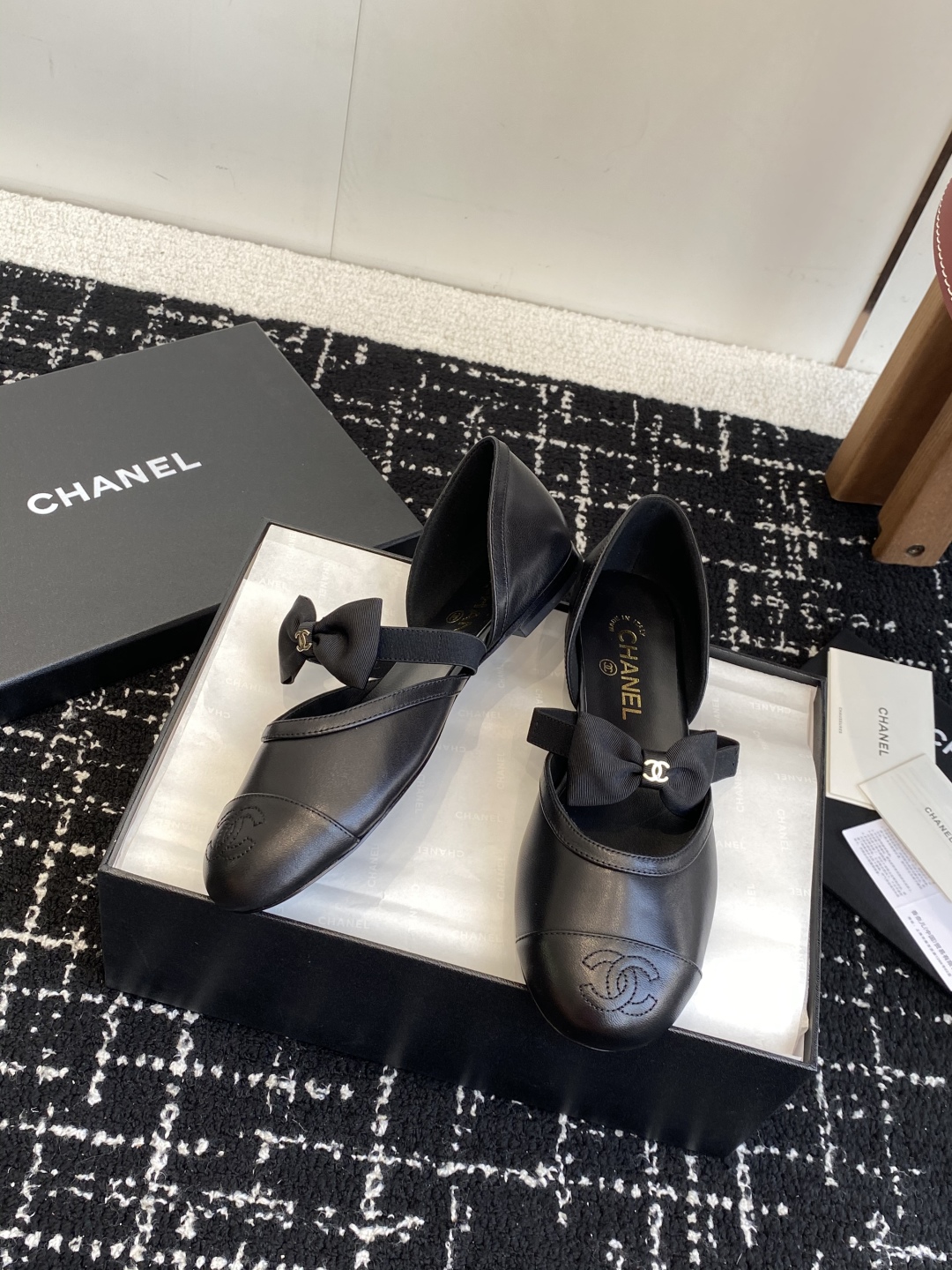 代购级
CHANEL 香奈儿 25ss 春夏秀款中空凉鞋 

第一眼看上就被种草了根据天气变化自由穿搭！