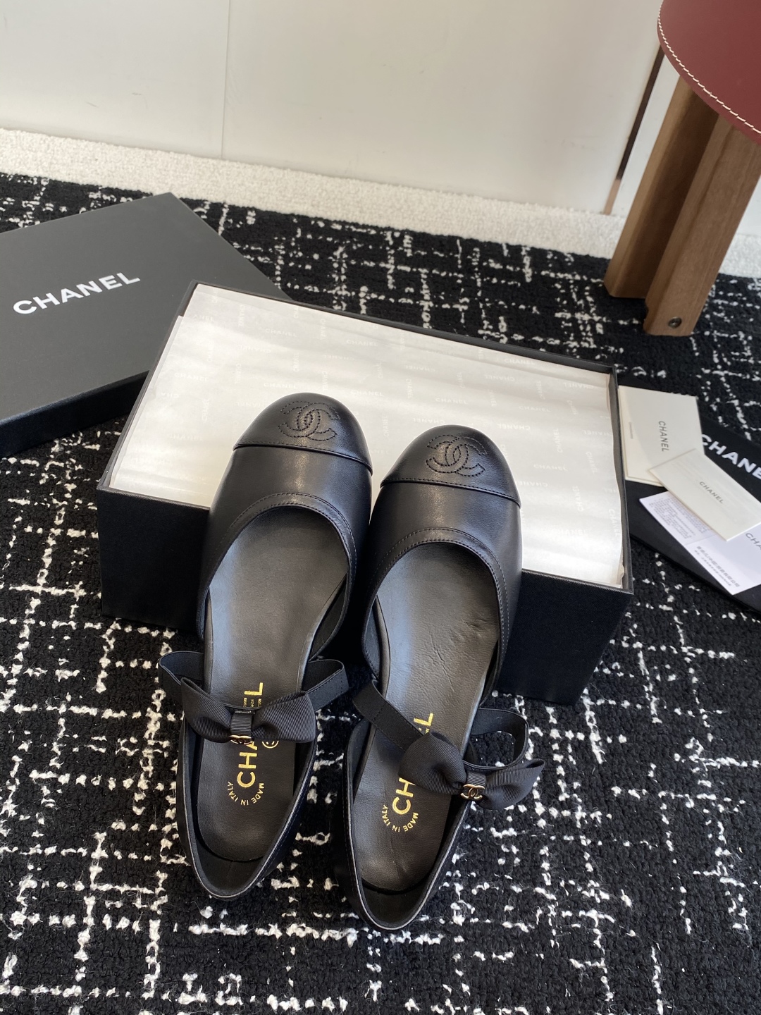 代购级
CHANEL 香奈儿 25ss 春夏秀款中空凉鞋 

第一眼看上就被种草了根据天气变化自由穿搭！