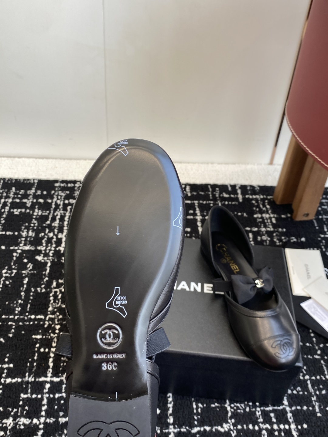 代购级
CHANEL 香奈儿 25ss 春夏秀款中空凉鞋 

第一眼看上就被种草了根据天气变化自由穿搭！