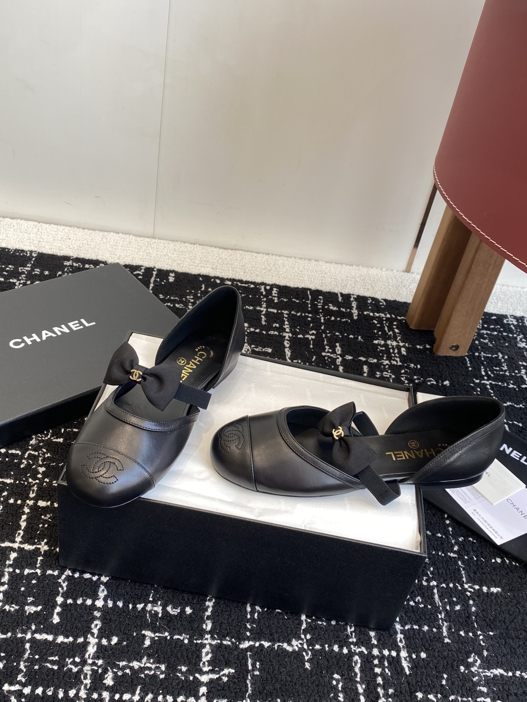 代购级
CHANEL 香奈儿 25ss 春夏秀款中空凉鞋 

第一眼看上就被种草了根据天气变化自由穿搭！