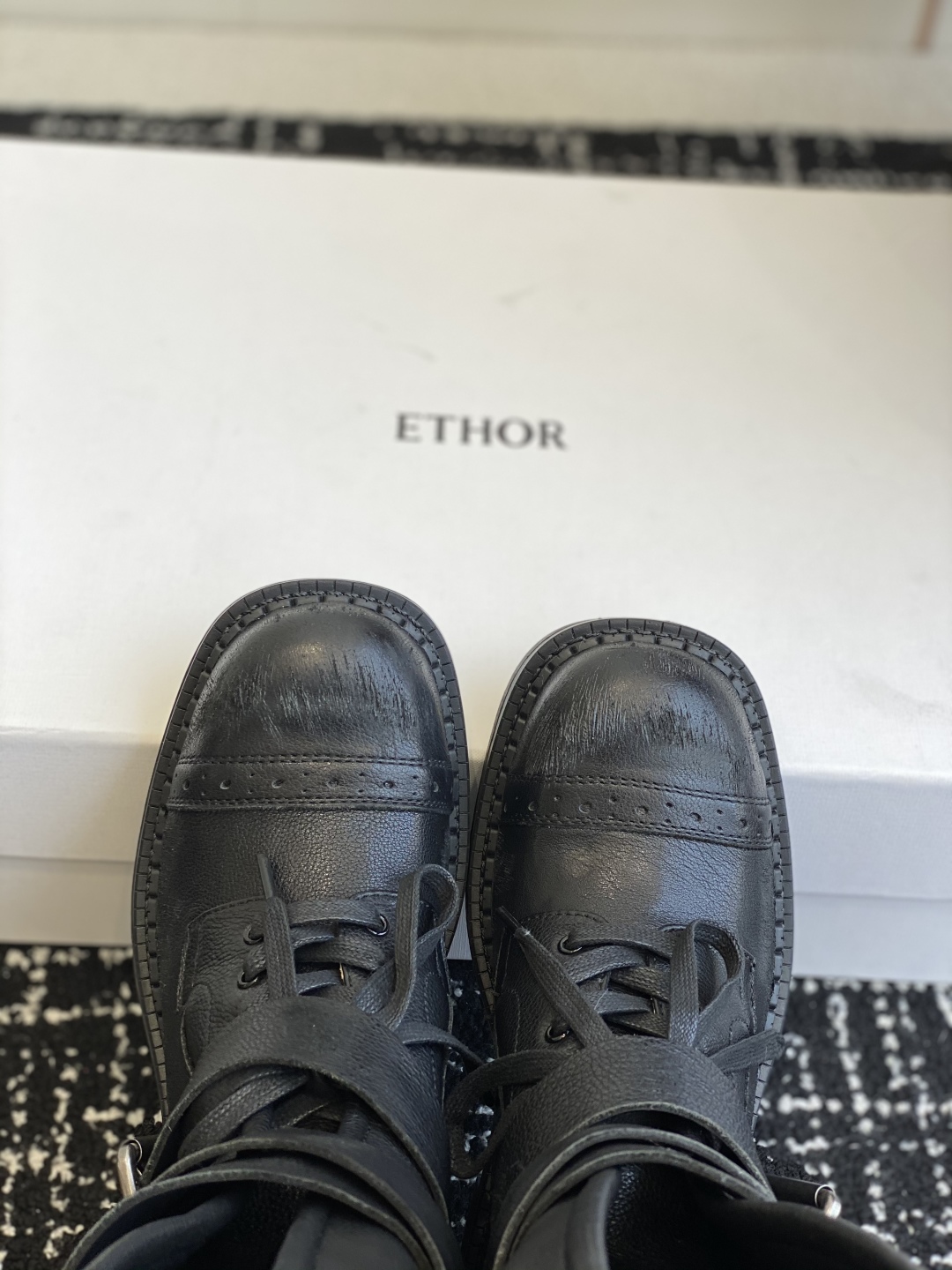 代购级
ETHOR机车靴 万众瞩目的毒液靴

从机车靴汲取灵感，以独特绑带设计为核心亮点，不仅增强了靴子