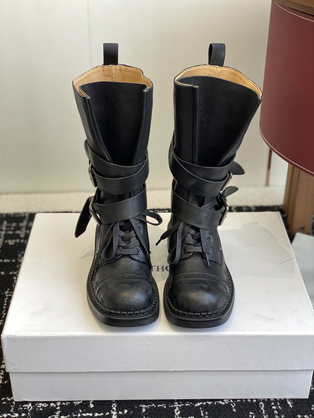 代购级
ETHOR机车靴 万众瞩目的毒液靴

从机车靴汲取灵感，以独特绑带设计为核心亮点，不仅增强了靴子