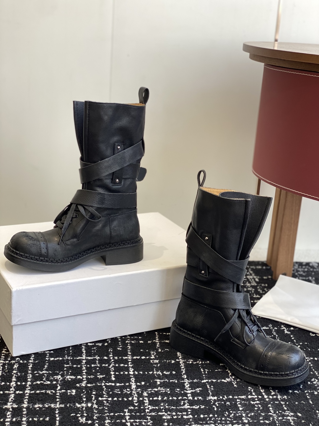 代购级
ETHOR机车靴 万众瞩目的毒液靴

从机车靴汲取灵感，以独特绑带设计为核心亮点，不仅增强了靴子