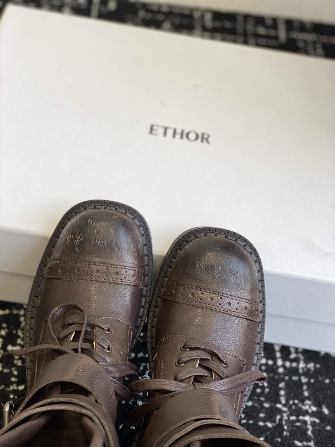 代购级
ETHOR机车靴 万众瞩目的毒液靴

从机车靴汲取灵感，以独特绑带设计为核心亮点，不仅增强了靴子