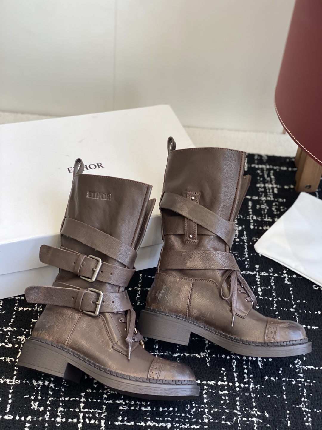 代购级
ETHOR机车靴 万众瞩目的毒液靴

从机车靴汲取灵感，以独特绑带设计为核心亮点，不仅增强了靴子