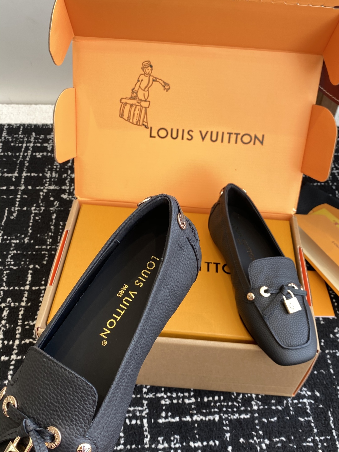 代购级
Louis vuitton 25ss 平底乐福鞋  豆豆鞋，采用优质牛皮 轻盈舒适的莫卡辛结构搭