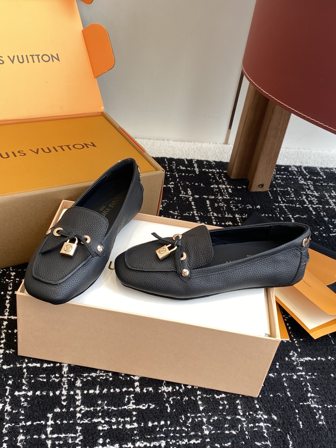 代购级
Louis vuitton 25ss 平底乐福鞋  豆豆鞋，采用优质牛皮 轻盈舒适的莫卡辛结构搭