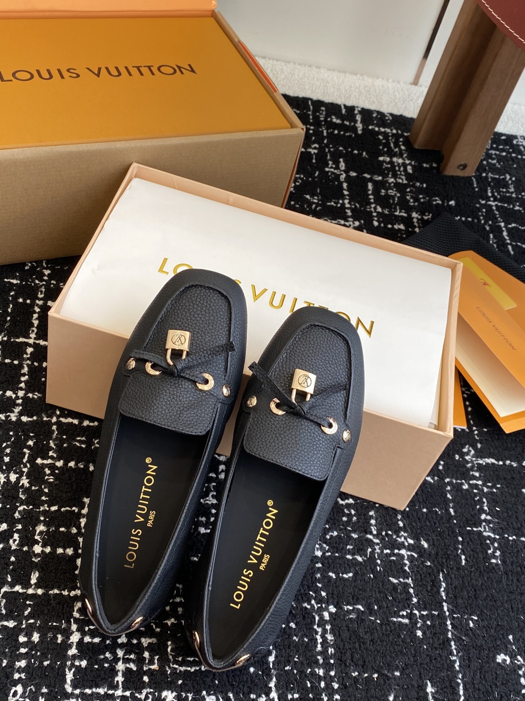 代购级
Louis vuitton 25ss 平底乐福鞋  豆豆鞋，采用优质牛皮 轻盈舒适的莫卡辛结构搭