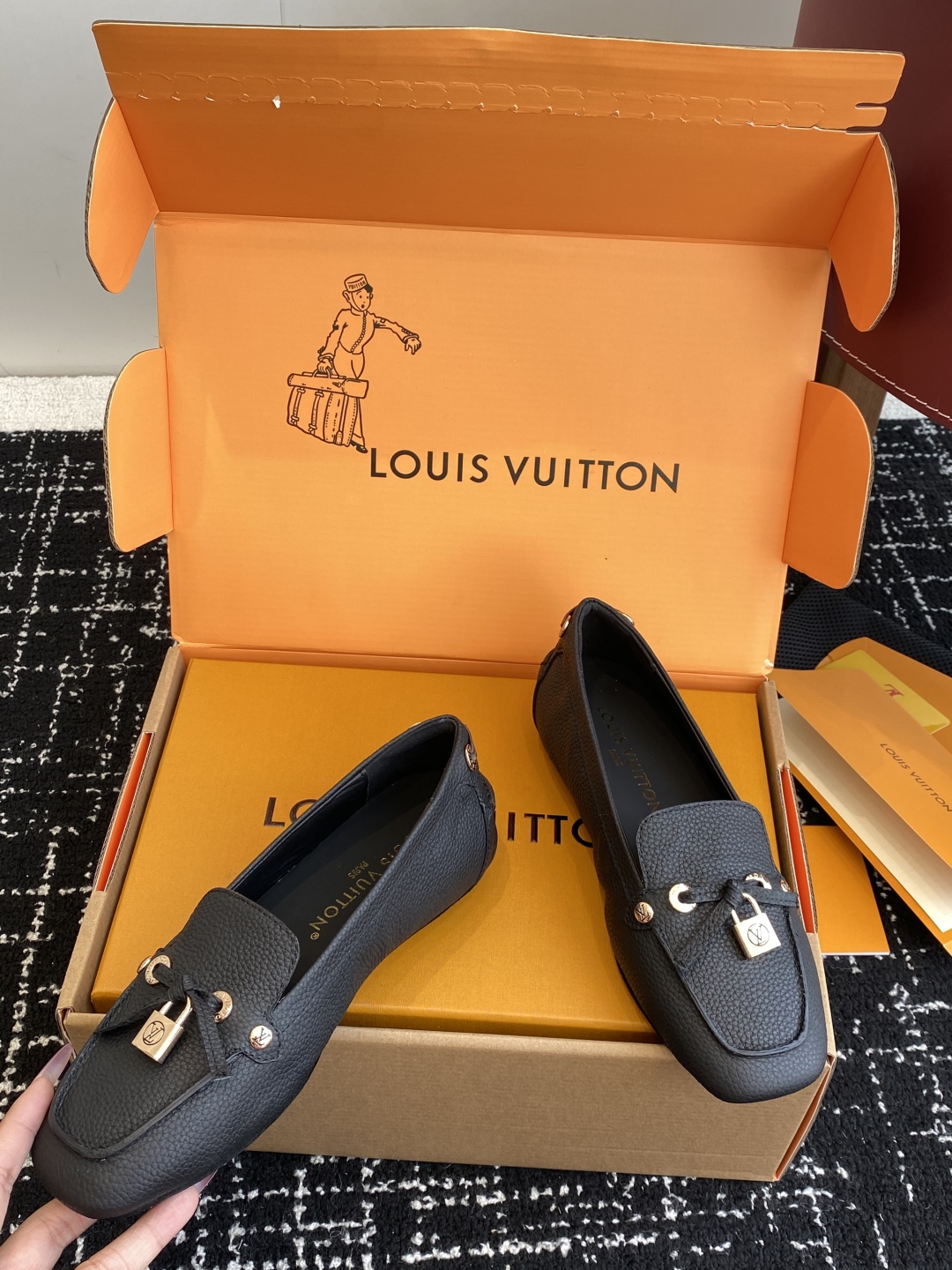 代购级
Louis vuitton 25ss 平底乐福鞋  豆豆鞋，采用优质牛皮 轻盈舒适的莫卡辛结构搭